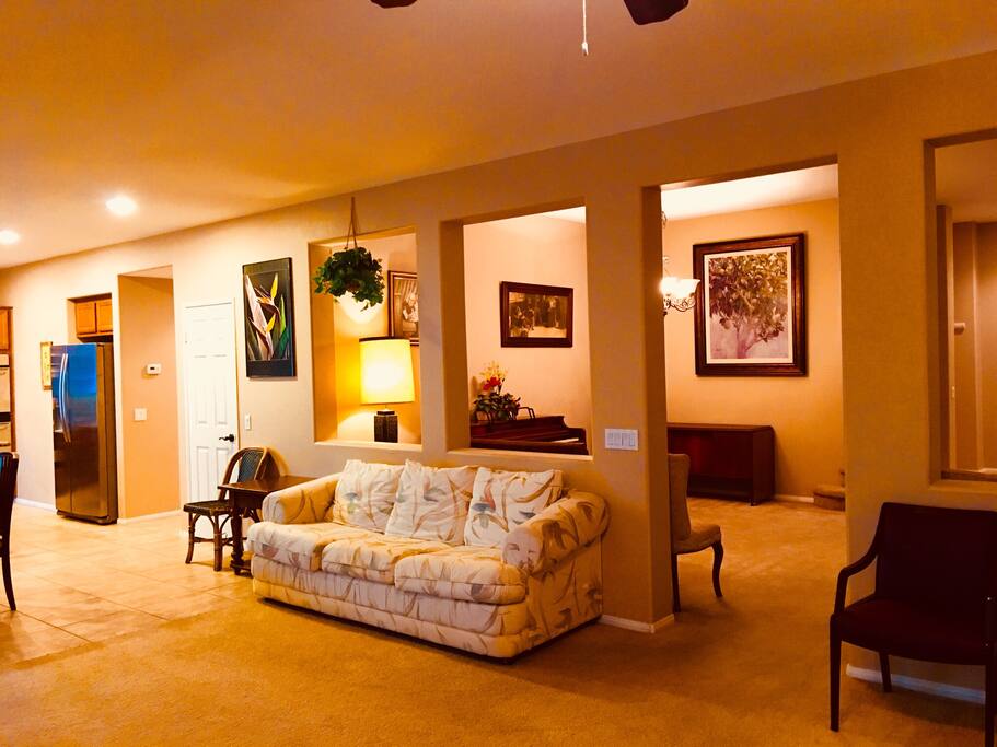The spacious lobby makes you feel comfortable。