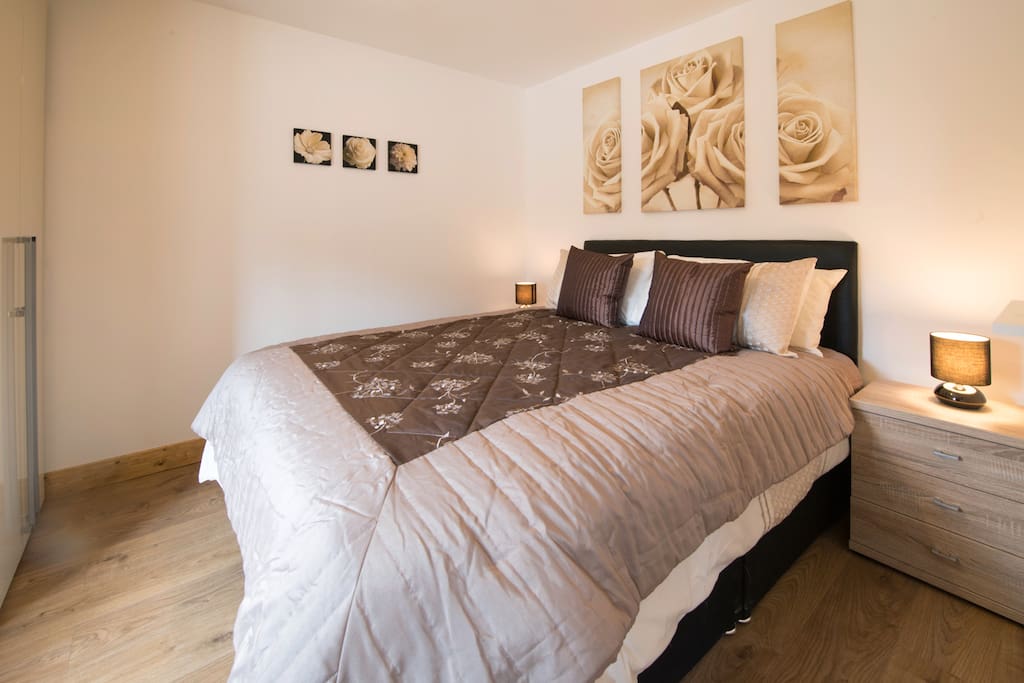 Master bedroom with 5ft king bed.