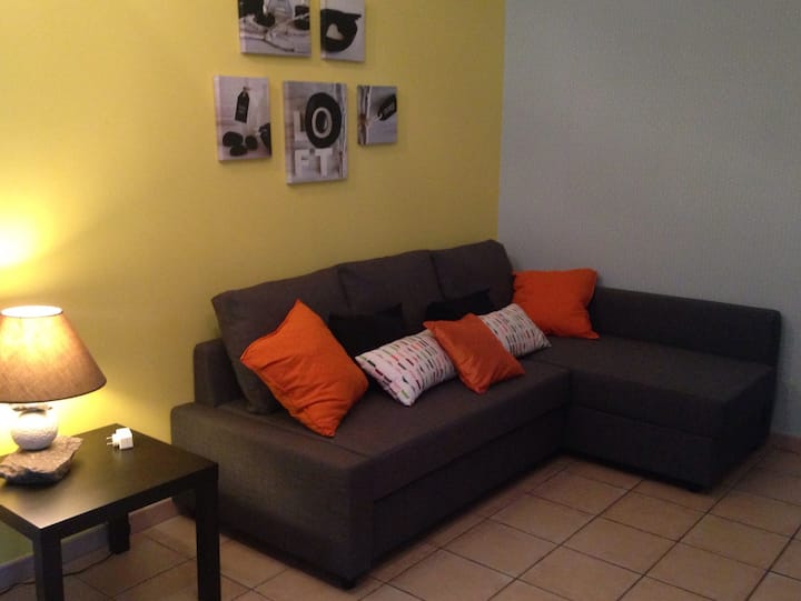 غرفة معيشة بسرير أريكة 140