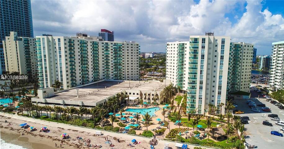 2bd/2bth Directly on the beach. Direct Ocean views gallery image 2