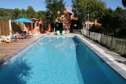 Bright house with big swimming pool in the Luberon