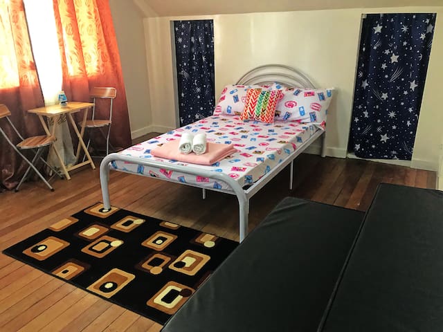 Bed And Breakfast Transient Room Near Burnham Rm 2 Houses