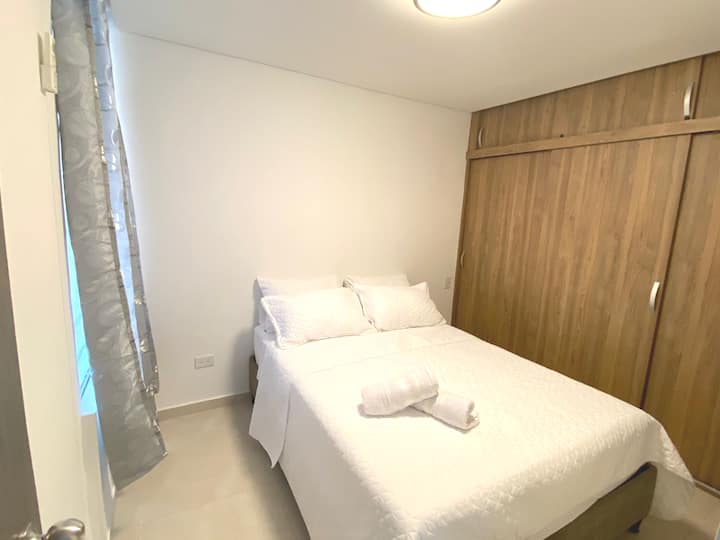 La chambre principale dispose de la climatisation et d'un ventilateur , d'un placard pour les vêtements et d'une salle de bain principale. 