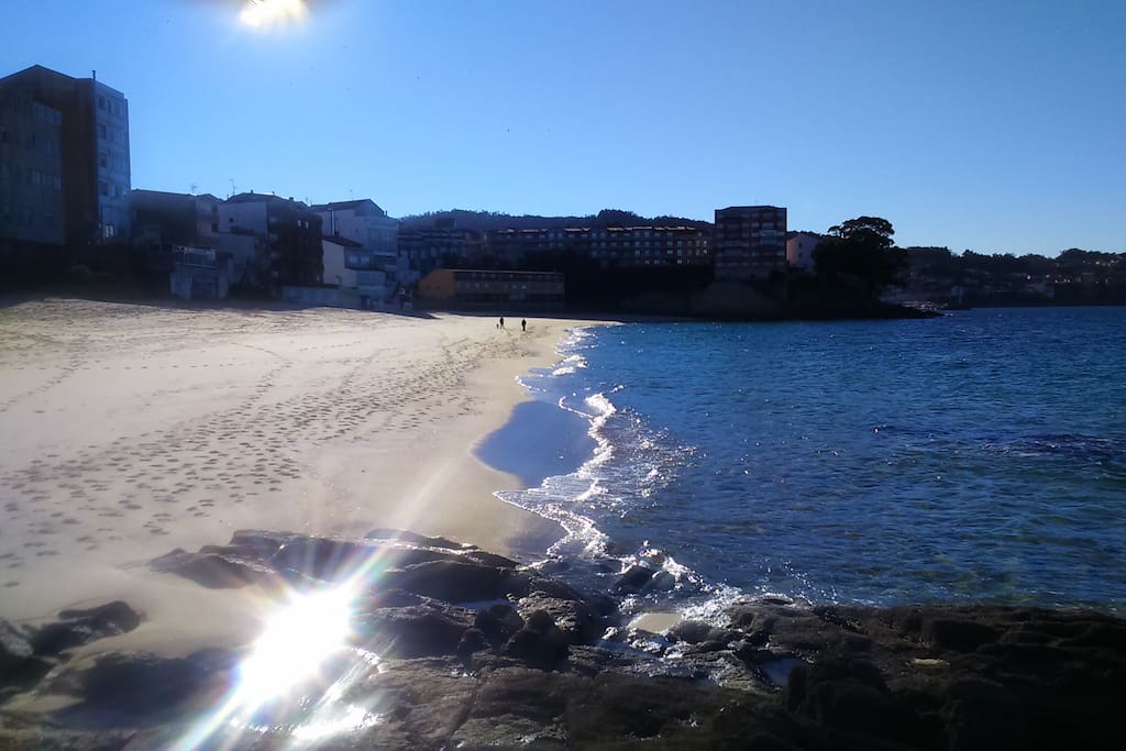 Desde la playa de Loureiro tienes esta estupenda perspectiva de nuestro edificio de apartamentos.