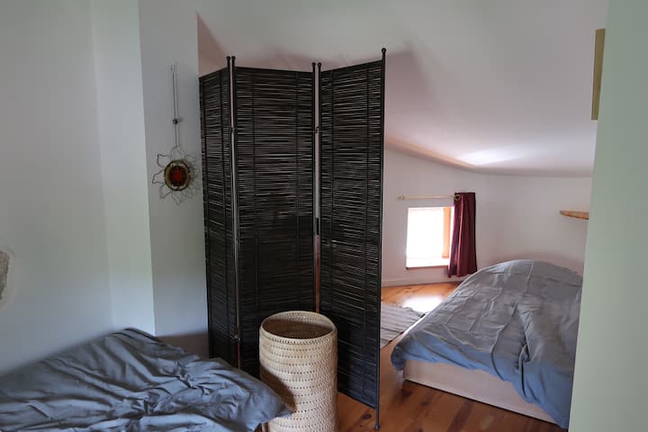 deuxième chambre du 2ème étage avec deux lits simples, accès à la salle d'eau partagée du deuxième étage.