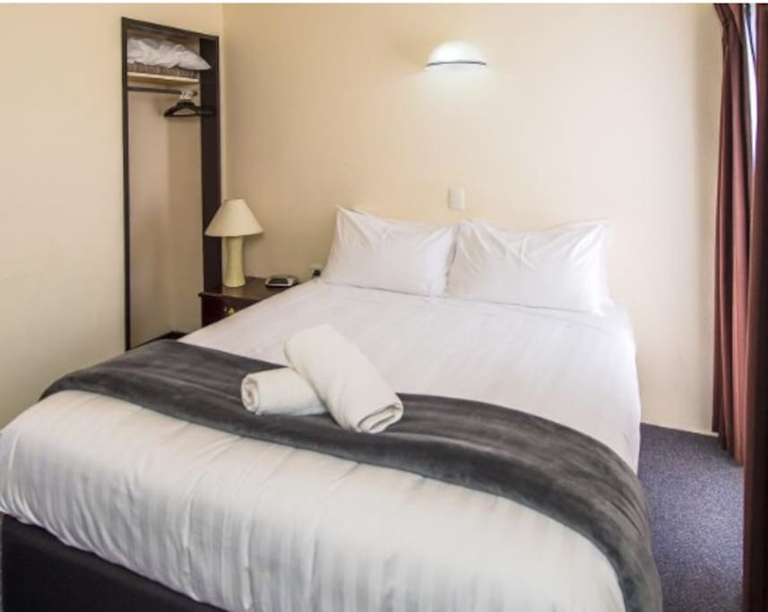 Queen bed, pillow top matress, electric blanket, 900grm dream pillows