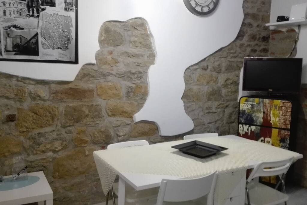 angolo pranzo con tv zona wi_fi e tim vision disponibile