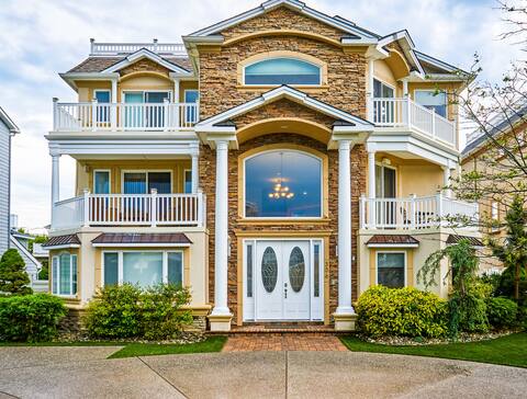 Seaside Beach Mansion-9BR/8 Baths+Pool- Sleeps 18