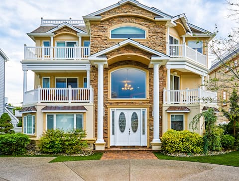 Seaside Beach Mansion-9 BR/8 Baths+ Pool-Sleeps 18