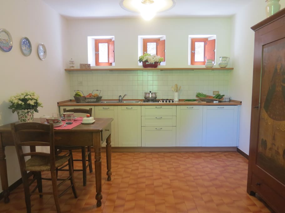 cucina con tavolo da pranzo