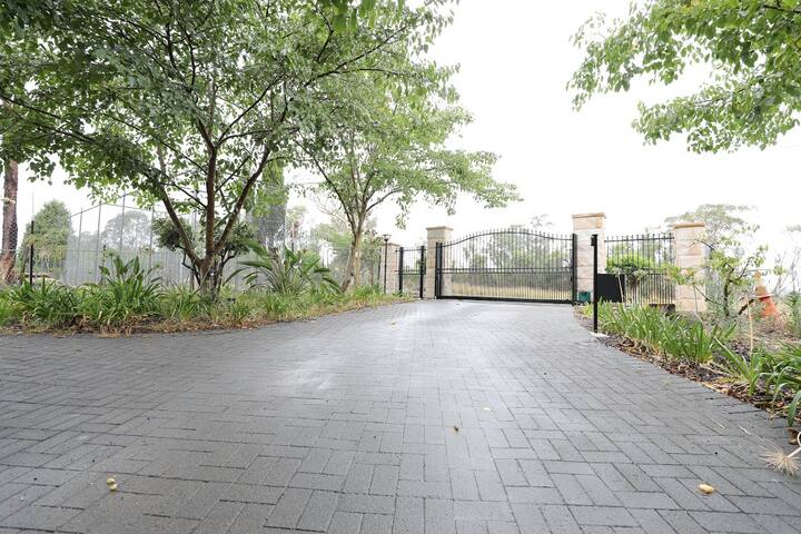 Private exclusive resort – 40 Min to City gallery image 3