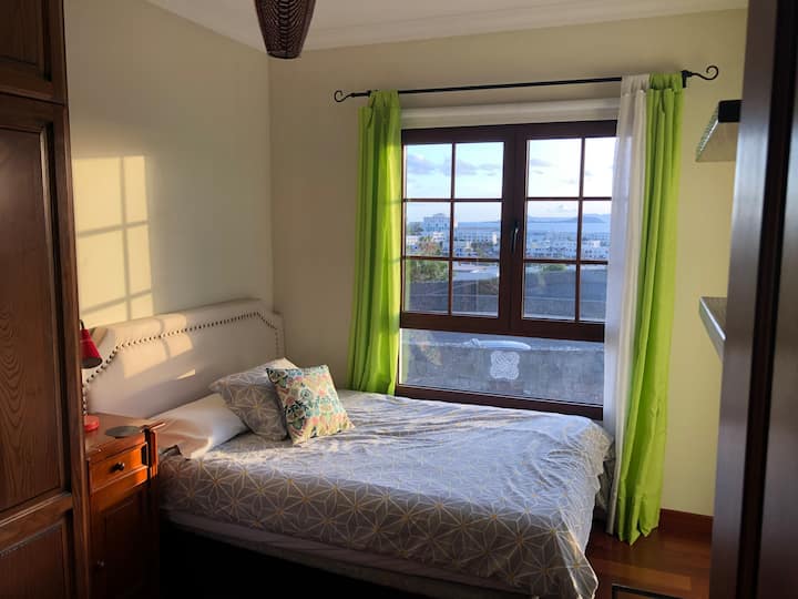 Grande chambre simple avec accès au balcon