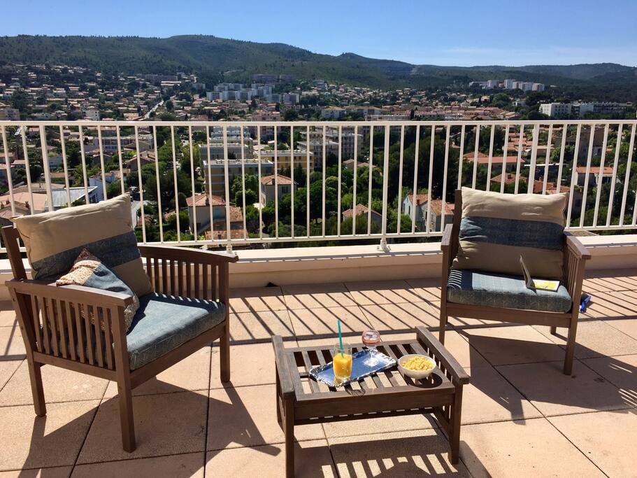 La terrasse côté collines, côté coucher de soleil.