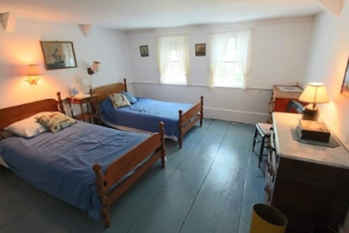 למעלה "חדר הקפטן" - ניתן לשלב 2 מיטות יחיד ליצירת מיטת קינג