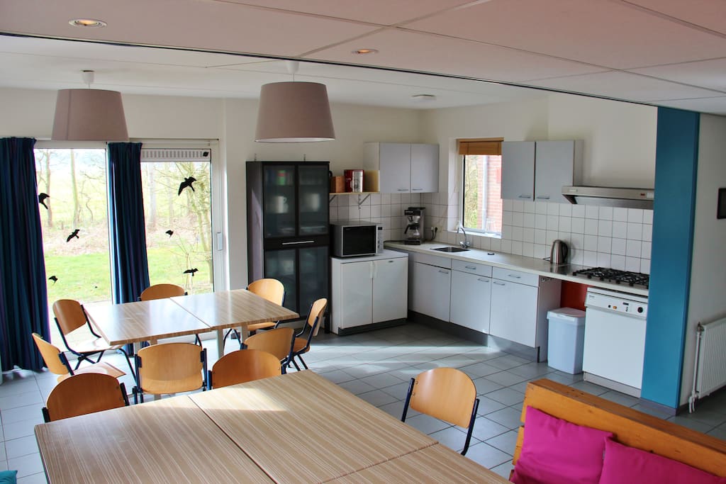 Ruime eetkeuken voor 16 personen. Inclusief alle gemakken