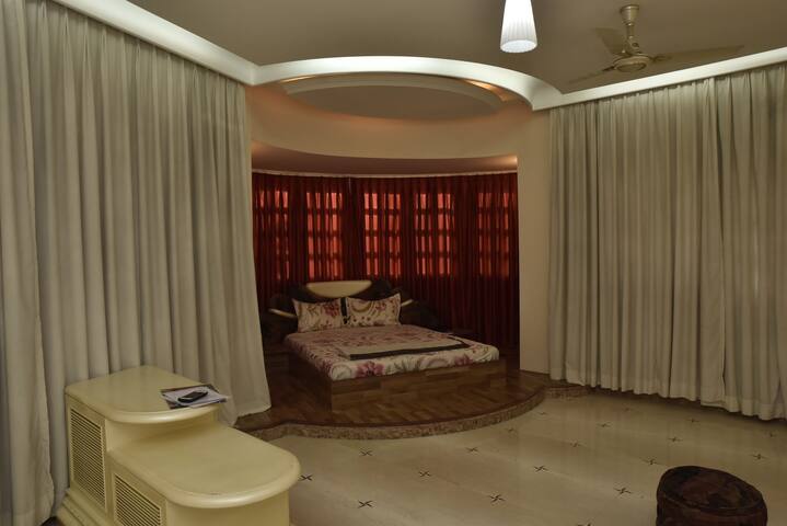 LUXURIOUS SINGLE ROOM(I)
