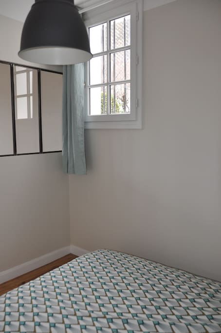 La 1ere chambre (9 m2) avec 1 lit double en 140 cm