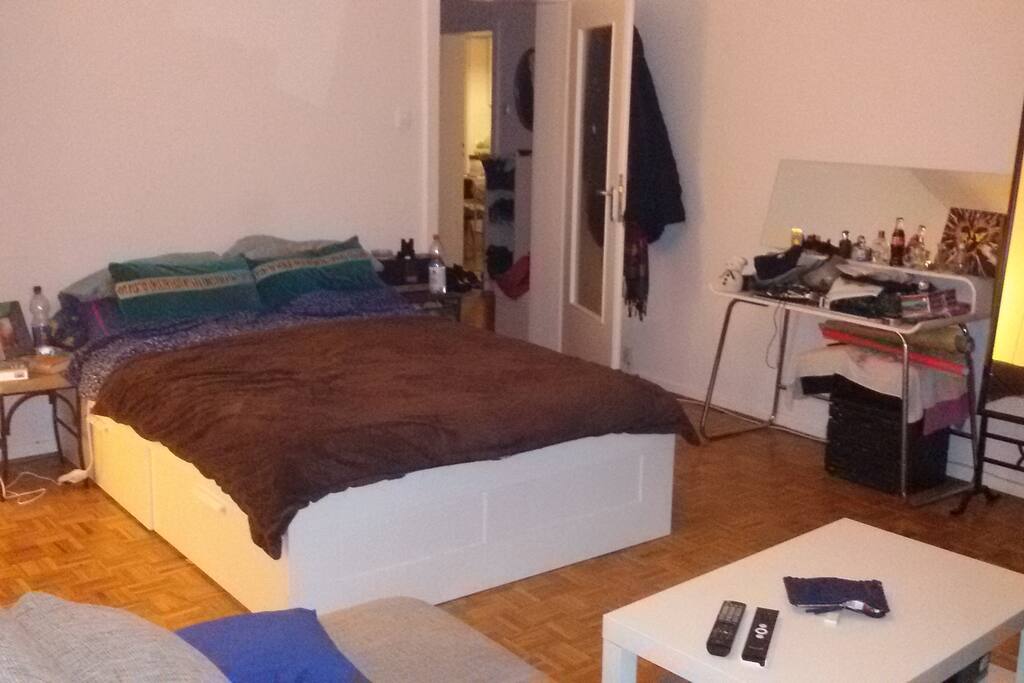 Das Bett ist mit 1,40x 2,00 perfekt für 2 Personen