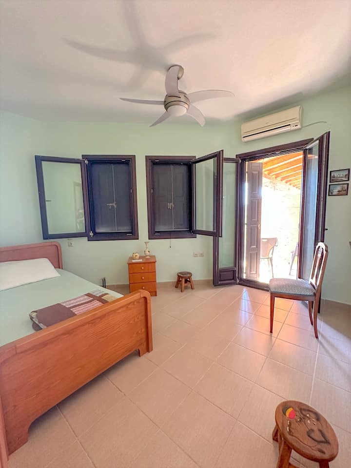 Jednolôžková spálňa so stropným ventilátorom a klimatizáciou a vlastným balkónom orientovaným na prednú stranu 