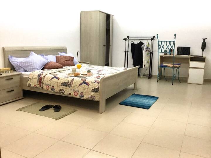 ห้องนอนใหญ่มีเครื่องปรับอากาศพร้อมโต๊ะทำงานและตู้เก็บของ