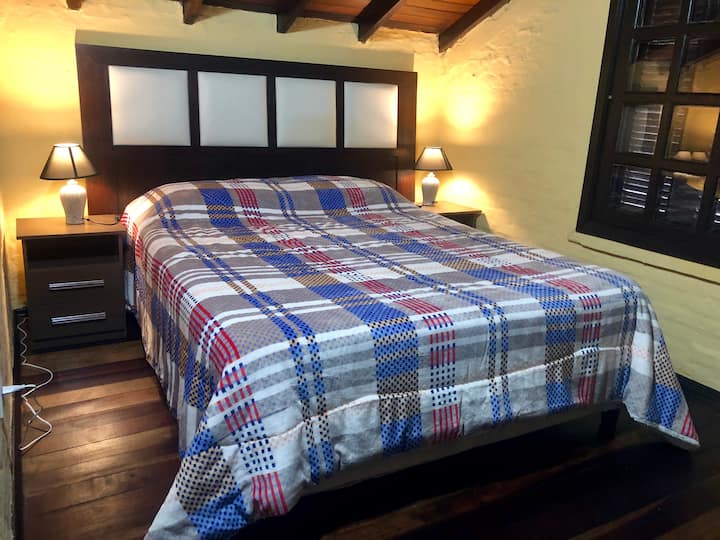 spavaća soba s bračnim krevetom na katu