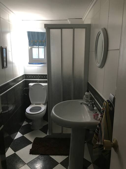 Baño completo, compartido habitación 1.