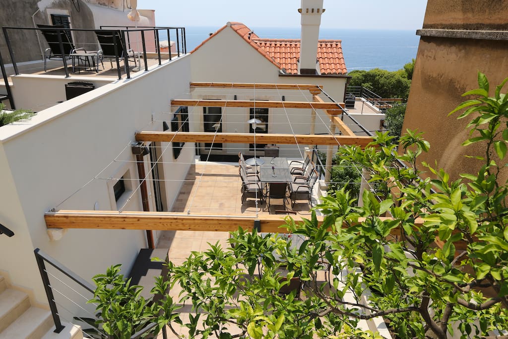 Modern décor, gorgeous views, private large outdoors, a heavenly escape for up 10!