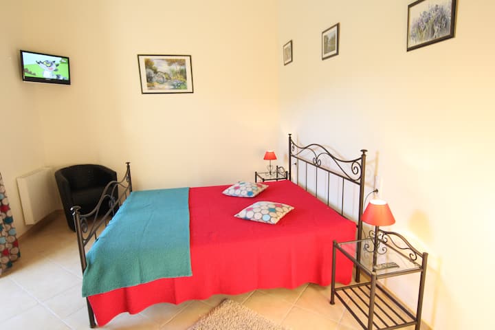 Habitación 1 contigua a la sala de baño