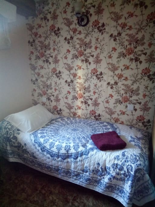 Una habitación con encanto, buena iluminación y cama confortable