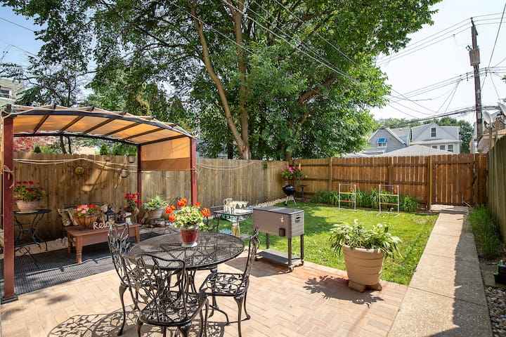 Spacious 4 bedroom North side Apt / Parking