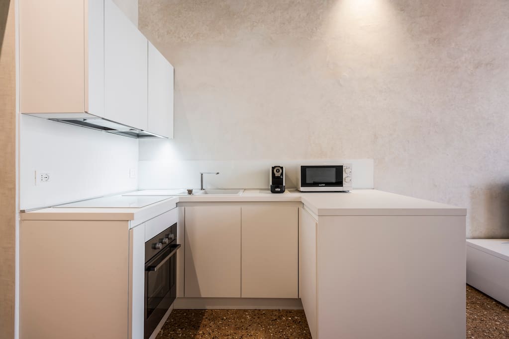MyPlace Campo Santa Margherita Balcony Apartment- cucina con angolo cottura