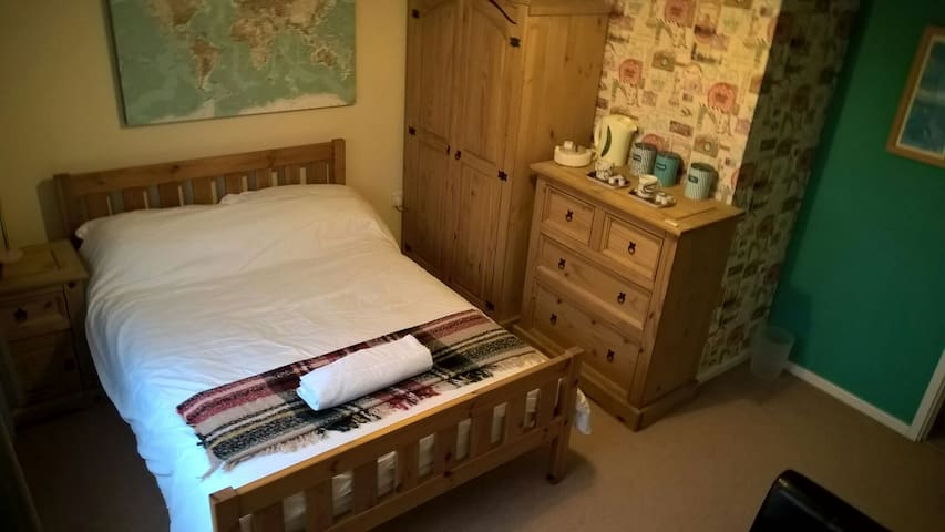 Modern private room + bathroom very close to Uni