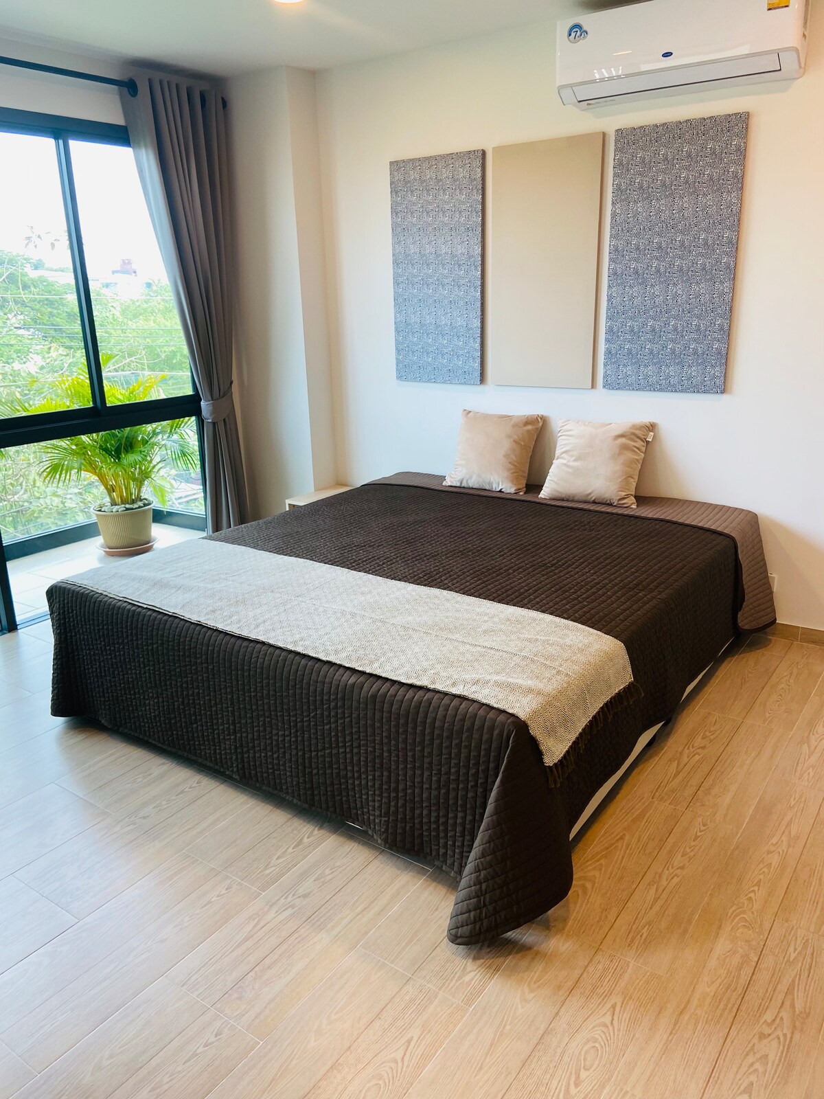 Საძინებელი 1 ძილისთვის 2 დიდი ზომის საწოლი მაგიდით .