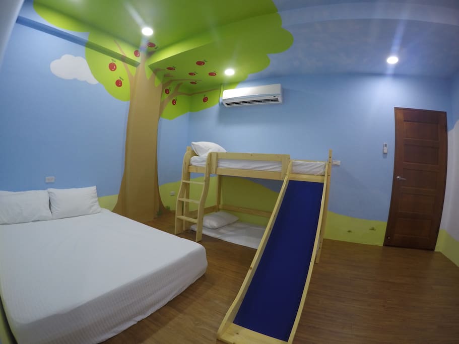 One double bed and bunk bed in the room 雙人床與上下舖共四個床位
