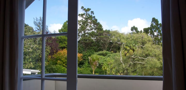 วิวจากประตูห้องนอนสไตล์ฝรั่งเศส