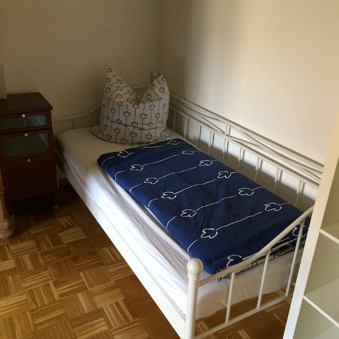 Das Einzelbett mit gutem Lattenrost und guter Matratze.