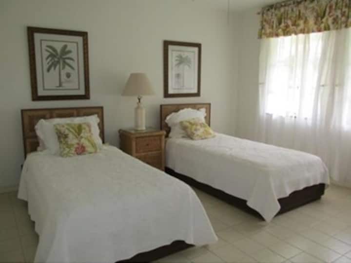 Спалня 4 с единични легла, конвертируеми в суперголямо двойно легло