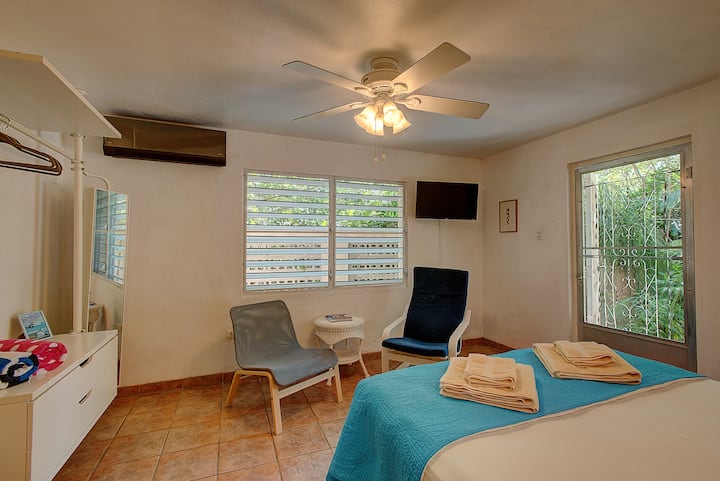 卧室配有安静的空调，标准双人床非常舒适……