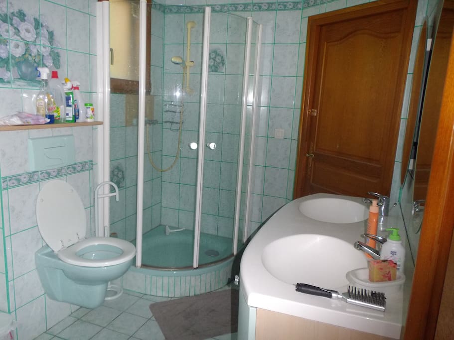 la salle d'eau avec une entrée directe dans chaque chambre