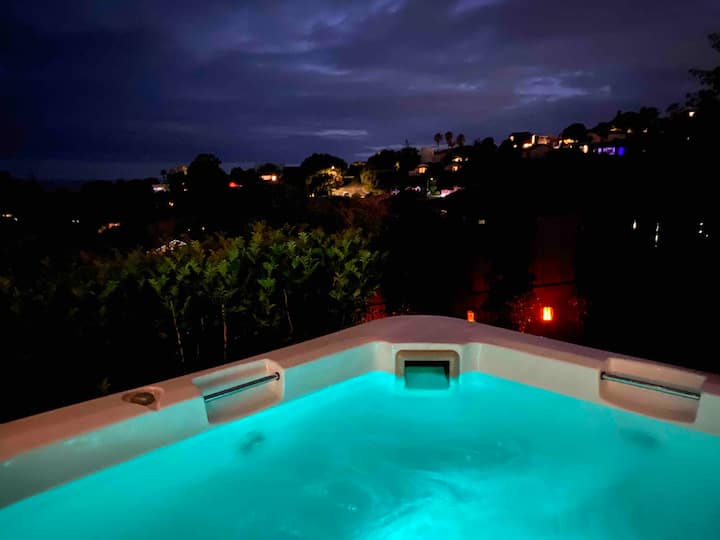 Top rated Fantails apartment with hot tub.
