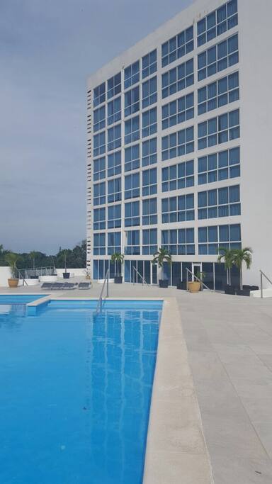 Comodo apartamento ubicado en Coronado. Cerca a restaurantes, supermercados, lugares de recreación, playa a 3 minutos caminando.