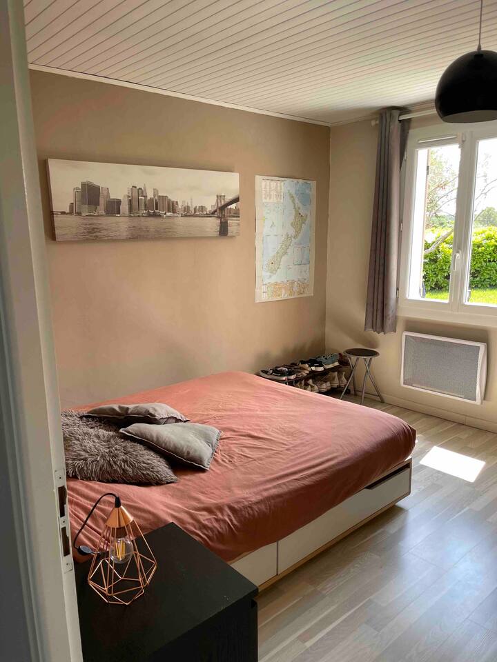 غرفة النوم 1 الطابق الأرضي، نافذة إطلالة على الحديقة بجانب حمام السباحة، مكيف هواء 