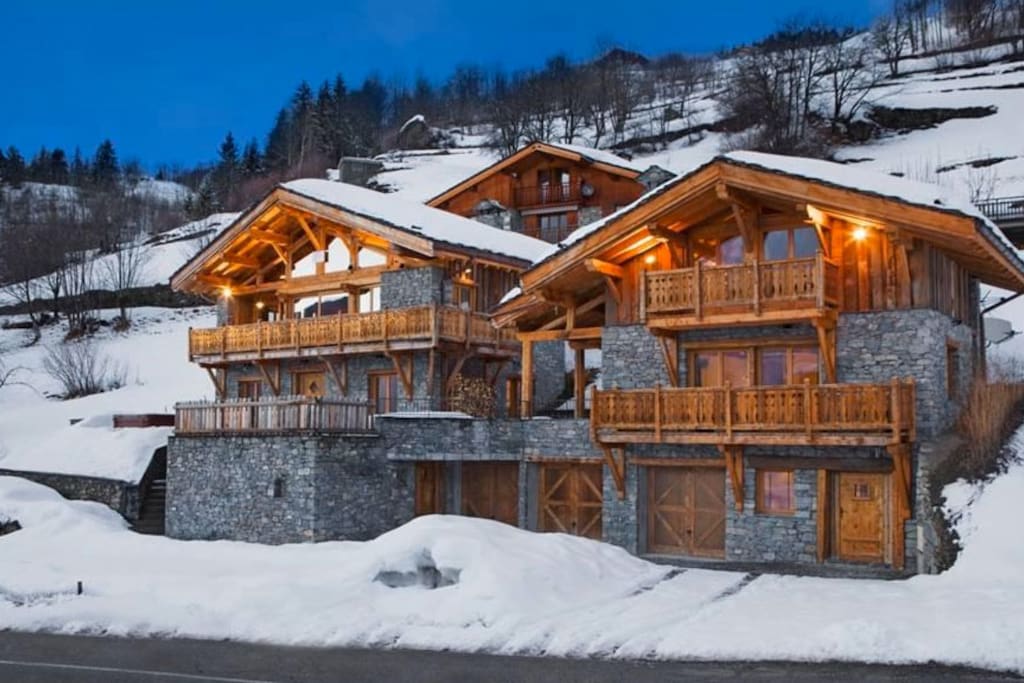 Les Chalet Jumeaux (Le Petit Chalet is to the right)