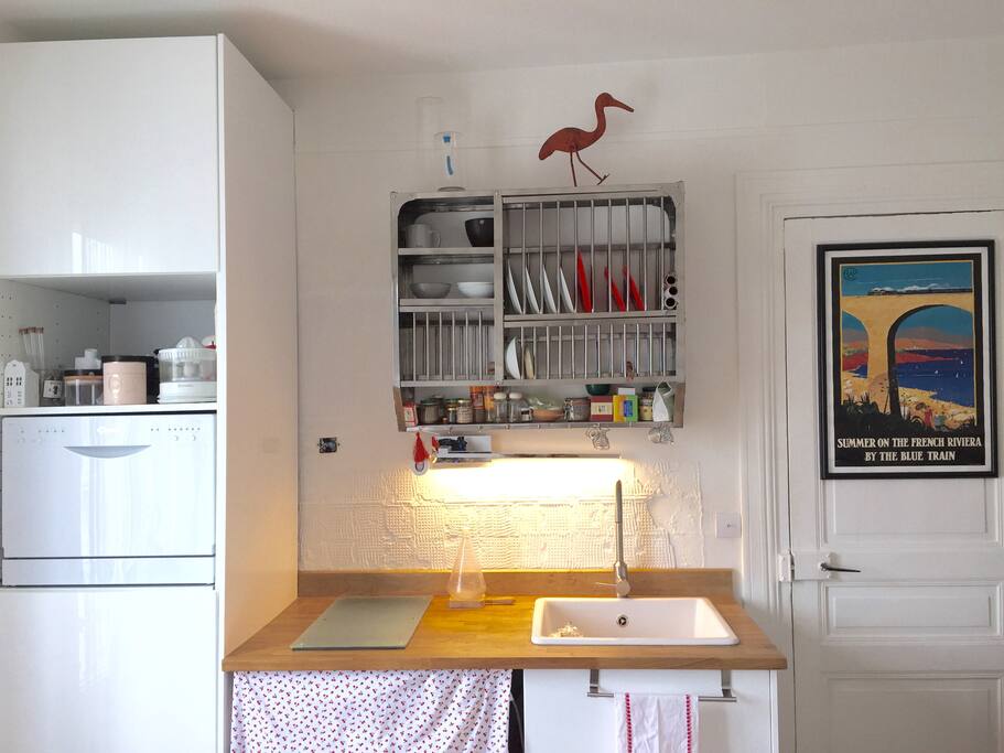 Cuisine équipée : frigo-plaques-lave-vaisselle-lave-linge