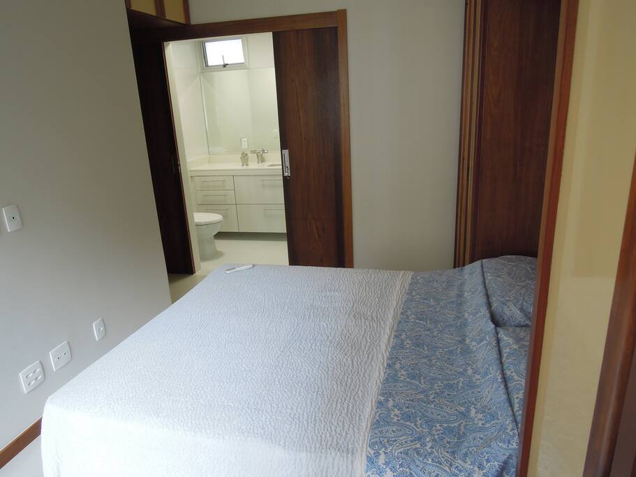 Master suite looking to bathroom door - Suite porta do banheiro