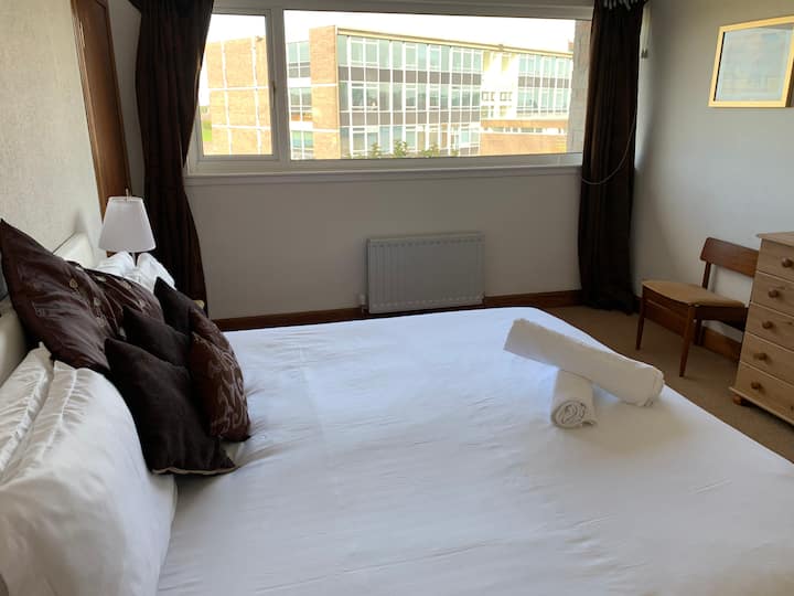 סידור מיטות מעולה בחדר השינה בקומת הקרקע.