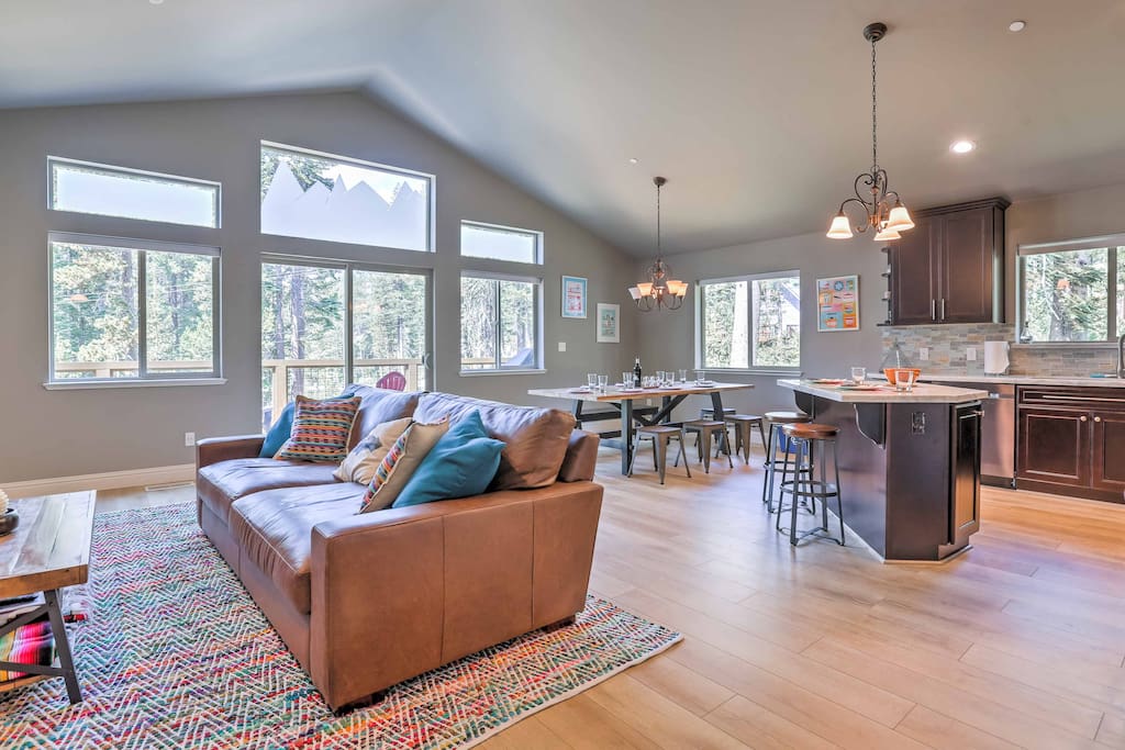 Bring the entire family to this 2,000-square-foot home comfortably sleeping 10 guests.