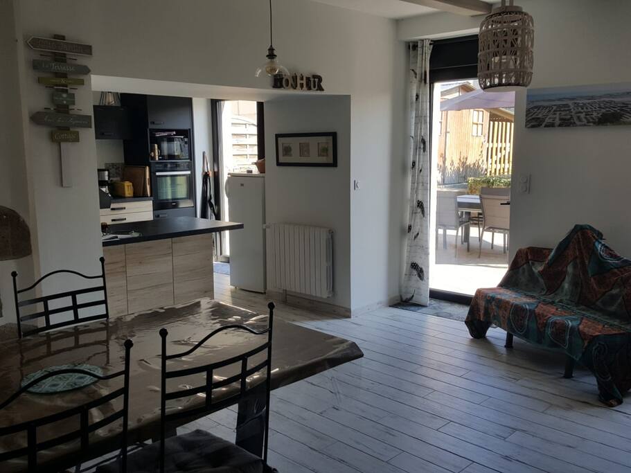 Pièce à vivre ouverte sur la cuisine et donnant sur terrasse