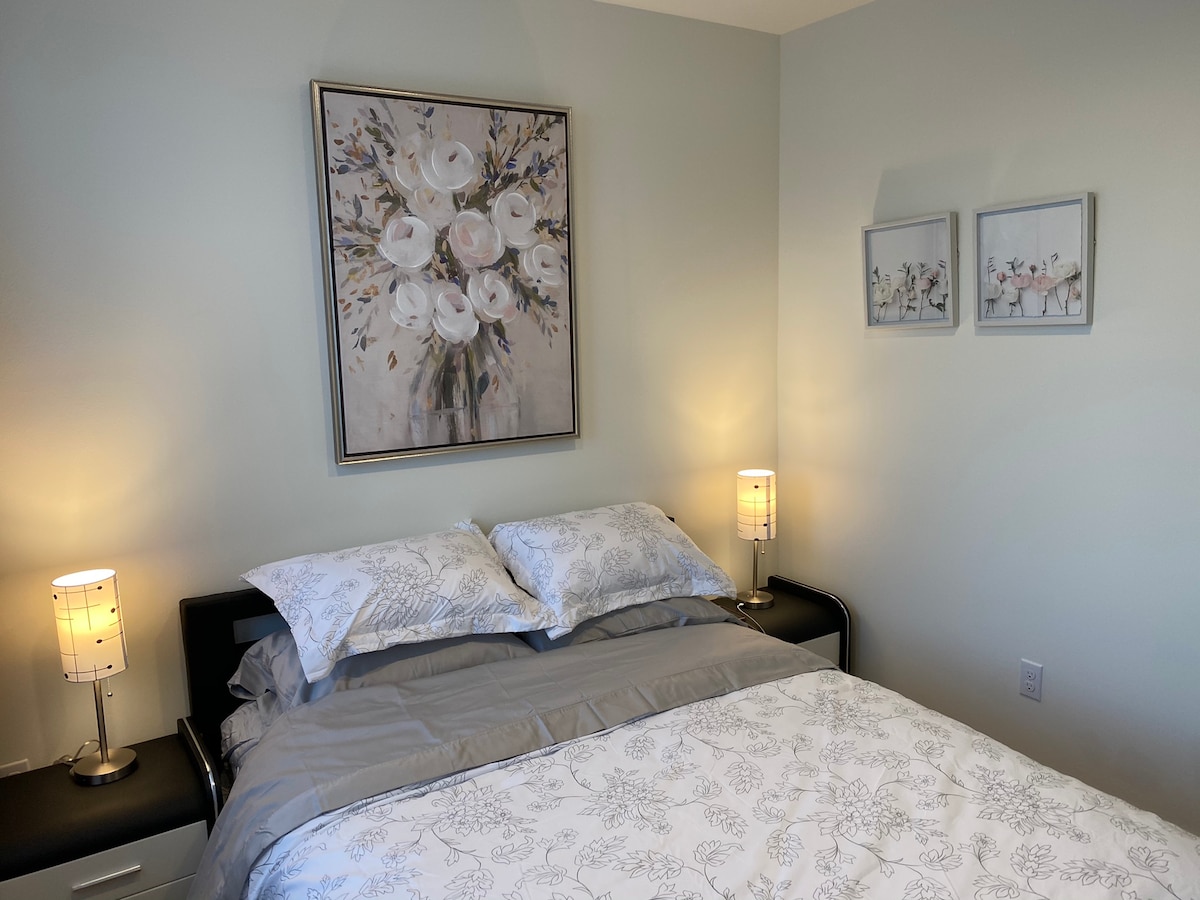 ห้องนอนชั้น 3 พร้อมโคมไฟพอร์ต USB และเครื่องปรับอากาศ