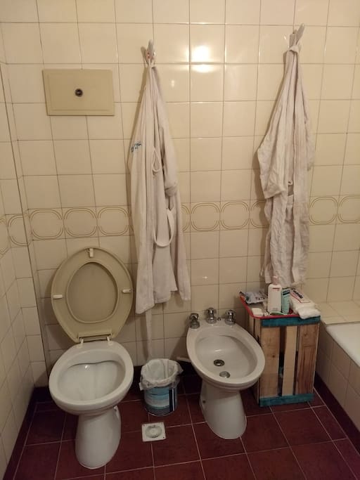 baño con dos batas para pareja